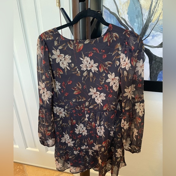 Super cute dress, size medium, Row A - Picture 3 of 3